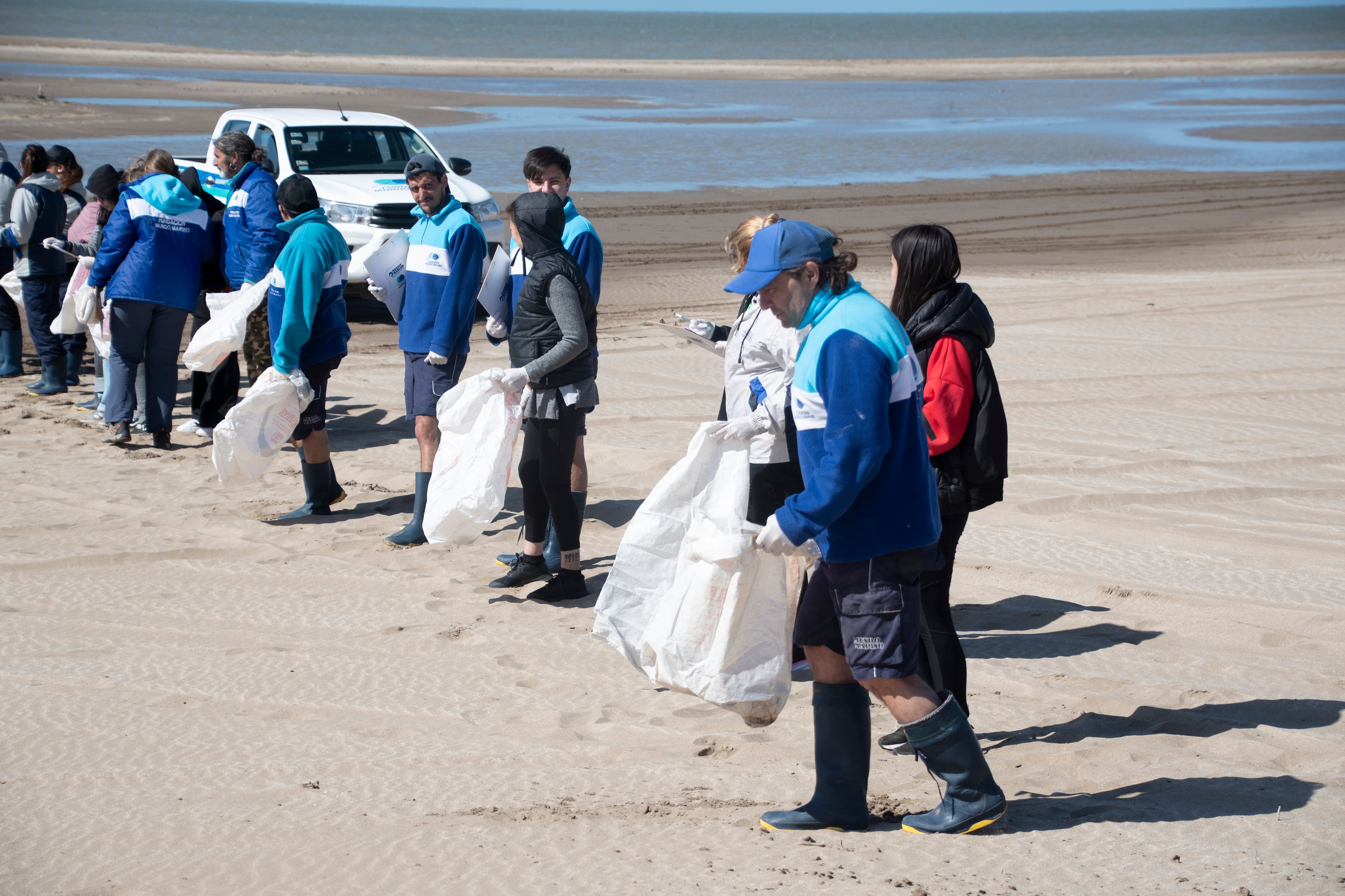 La persistencia de plásticos causa enredos, lesiones y desnutrición en la fauna marina