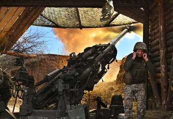 Soldados ucranianos disparan un obús