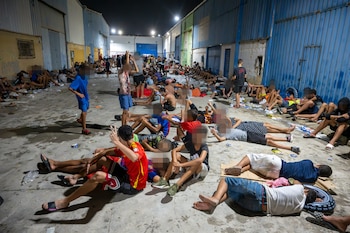 Decenas de migrantes que han pasado la frontera entre Ceuta y Marruecos pasan la noche en la calle, a 31 de julio de 2026. (Marcos Moreno / Europa Press)