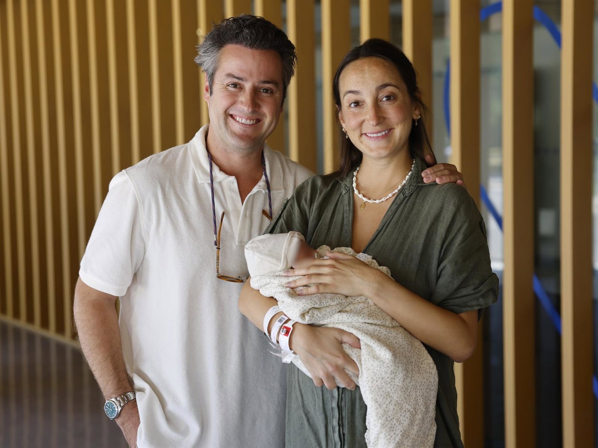 Lucía Pombo y Álvaro López Huerta presentan a la pequeña Belén tras recibir el alta: "Tuvimos un pequeño susto"