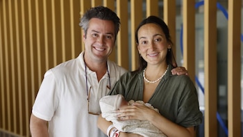 Lucía Pombo y Álvaro López Huerta presentan a la pequeña Belén tras recibir el alta: "Tuvimos un pequeño susto"