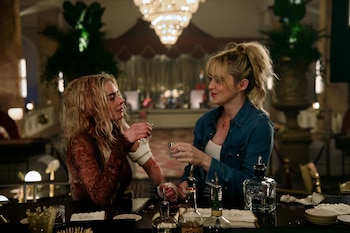 Samara Weaving y Kathryn Newton en 'Noche de bodas 2'. © 2026 Searchlight Pictures. All Rights Reserved.