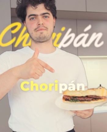 El hijo de Cristina Hurtado preparó un choripán con truco para que el relleno no se desarme y mantuvo el formato hablado que sus seguidores venían pidiendo en redes sociales - crédito @danielnarvaezh/IG