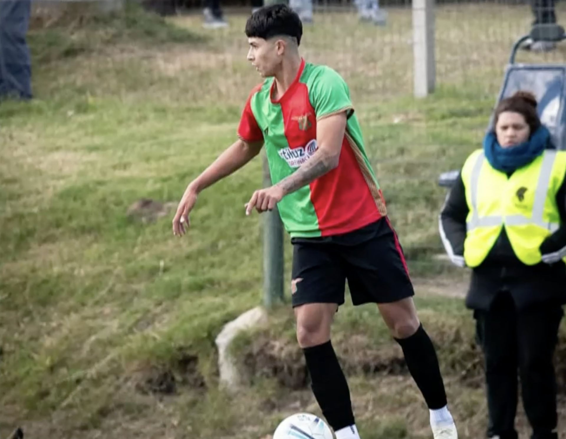 Mateo Estigarribia juega en las divisiones juveniles de Boston River, un equipo de la primera división del fútbol uruguayo (Captura Telenoche/Canal 4)