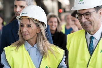 La vicepresidenta segunda y ministra de Trabajo y Economía Social, Yolanda Díaz (i), visita junto al ministro de Trabajo de Francia, Jean Pierre-Farandou (d), las obras de la estación de Atocha Almudena Grandes. Diego Radamés / Europa Press