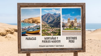 Letrero de madera con tres fotografías de paisajes: una playa con botes, un valle montañoso con pueblo, una iglesia colonial. Incluye textos promocionales de destinos.