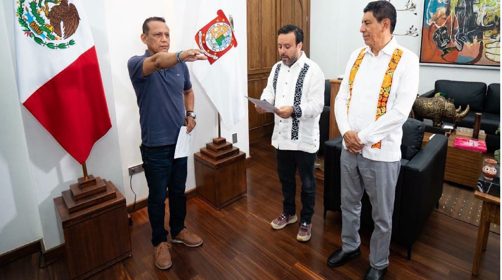 Salomón Jara toma protesta de Francisco Vásquez para que sea el encargado provisional del municipio de Juchitán, tras desaparición de poderes (especial)