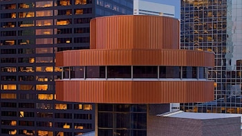 El emblemático restaurante giratorio Spindletop volverá a operar en Houston tras seis años de cierre