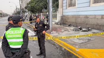El accidente ocurrió en el cruce de las avenidas Bolivia y Alfonso Ugarte, frente al colegio Guadalupe. Según testimonios recogidos en el lugar, el conductor de un auto negro circulaba a alta velocidad y habría ignorado la luz roja, provocando la muerte inmediata del motociclista.