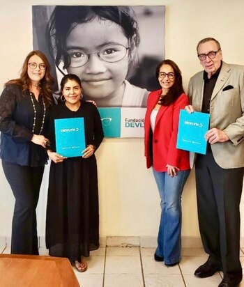 Devlyn, junto a sus hermanos,