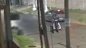 Atropelló con su moto a una jubilada en La Matanza y escapó: la víctima murió horas después