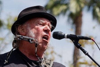 Neil Young fotografiado durante un