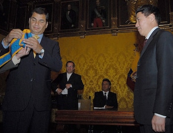 Cai Runguo cuando fue condecorado por Rafael Correa