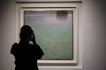 Un invitado mira "Insel im