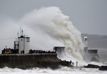 Las olas se estrellan sobre