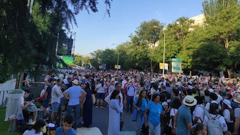 León XIV vuelve a ser aclamado por los madrileños en su tercer recorrido en papamóvil y sigue bendiciendo bebés