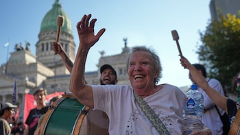 Una jubilada participa de una