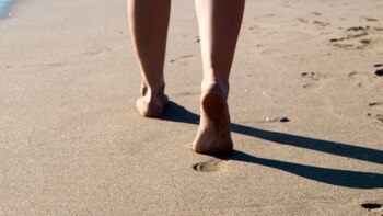 Una mujer paseando por la