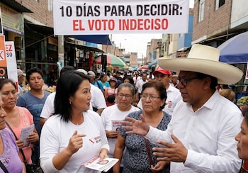 Keiko Fujimori y Roberto Sánchez interactúan con personas en un mercado al aire libre. Un cartel grande dice "10 DÍAS PARA DECIDIR: EL VOTO INDECISO"
