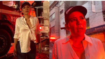 Sandra Cuevas ayudando en el