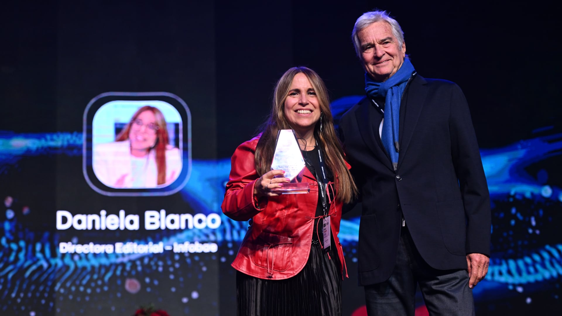 Daniela Blanco, directora editorial de Infobae, recibió la distinción durante THE SHIFT Forum, de parte de Ignacio Viale, Presidente de VGV