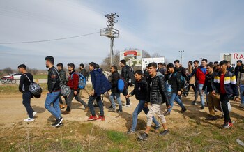 MIgrantes cruzan la frontera de