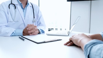 La OMS lo confirma: estos son los dos hábitos que más aumentan el riesgo de cáncer
