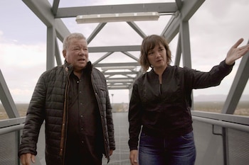 William Shatner recorre la torre de lanzamiento con Sarah Knights de Blue Origin en el sitio de lanzamiento uno cerca de Van Horn, Texas, EE. UU. En una imagen fija sin fecha del video. Blue Origin/Handout via REUTERS