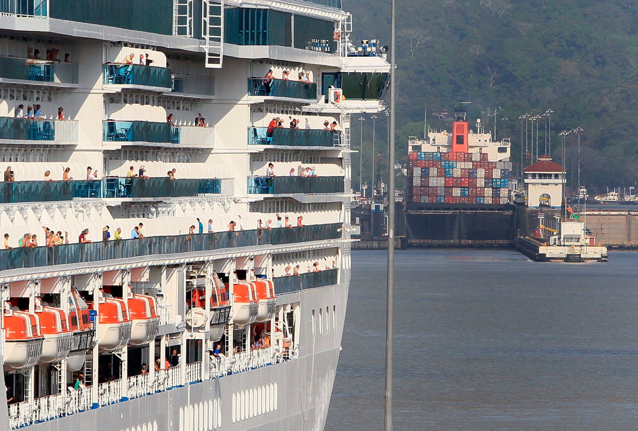 Se espera que 246 cruceros atraquen en puertos panameños durante la temporada 2025-2026, consolidando al país como un punto clave de escala en itinerarios turísticos y de tránsito marítimo internacional. EFE/Alejandro Bolívar