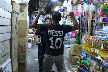 (GUATEMALA), 15/07/2026.- Una persona posa con una camiseta de Lionel Messi, previo al partido del Mundial de la FIFA 2026 entre Inglaterra y Argentina, este miércoles en el mercado de La Terminal, en Ciudad de Guatemala (Guatemala). EFE/ Alex Cruz