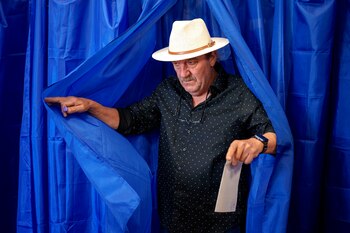 Un hombre sale de una