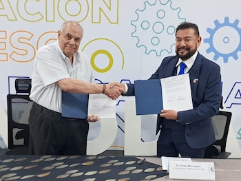 Paul Steiner, presidente de Conamype; y Víctor Marroquín, CEO de Millenium 3000 Enterprise INC, firmaron la carta de entendimiento para la Casa Comercializadora en Dallas, Texas./ (Conamype)