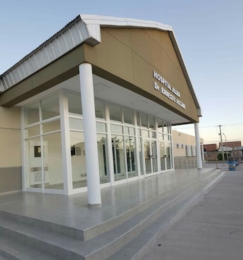 Tanto la mujer como el policía herido fueron atendidos en el Hospital Ernesto Accame de Allen