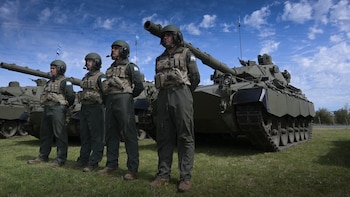 El ruido, el peso de las toneladas, la incertidumbre del combate, el olor a pólvora y la potencia de fuego conviven con una certeza: detrás de cada sistema, hay personas que deben saber operar, decidir y confiar