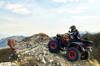 Imagen de archivo de un hombre subido en un quad (Freepik)