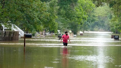 Rescataron a cientos de personas afectadas por las inundaciones en Texas en medio de previsiones de más lluvias