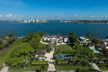 Rumores sobre el posible interés de Elon Musk en una mansión de Miami generan expectación en el mercado inmobiliario de lujo