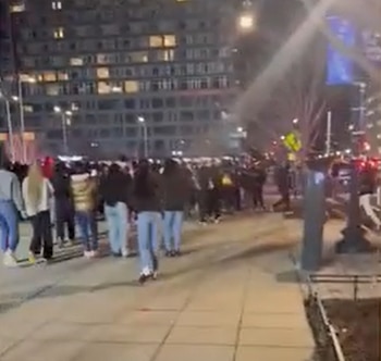 El consejo municipal de Washington, D.C. evaluará el 21 de abril la posible extensión del toque de queda juvenil ante el aumento del movimiento en primavera (Captura redes sociales)