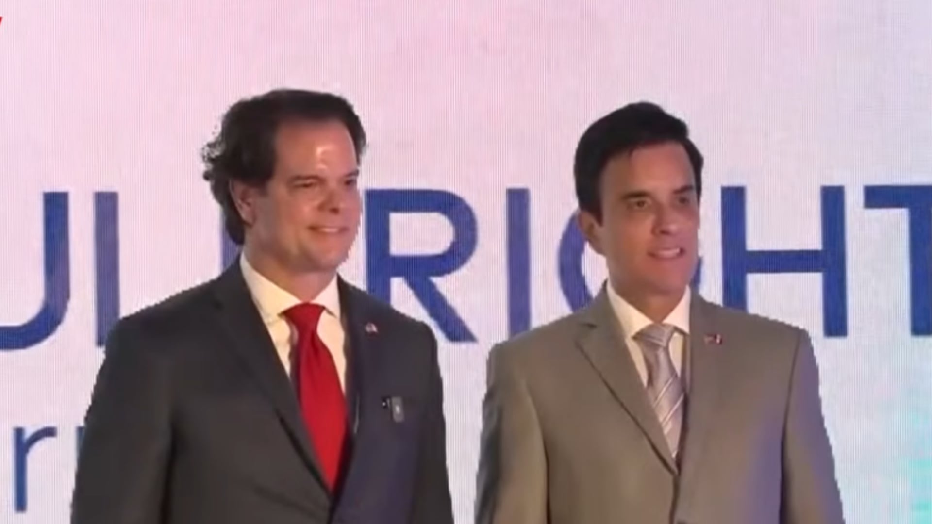 El embajador de Estados Unidos en Perú, Bernie Navarro, preside la ceremonia del septuagésimo aniversario del programa Fulbright junto al canciller Carlos Spá. (Exitosa)