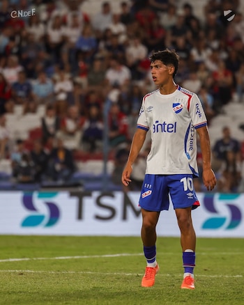 Agustín Dos Santos, hijo del exUniversitario, Jonathan Dos Santos, lleva la '10' en Nacional.