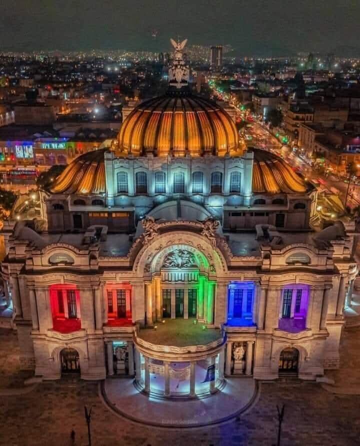 El Palacio de Bellas Artes brilla con los colores del orgullo LGBT+. (FB: Marcha del Orgullo de la Ciudad de México)