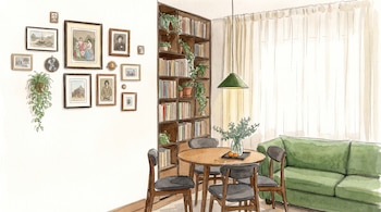 Ilustración en acuarela de un salón-comedor con paredes blancas, estantería de madera llena de libros y plantas, mesa redonda, cuatro sillas y sofá verde.