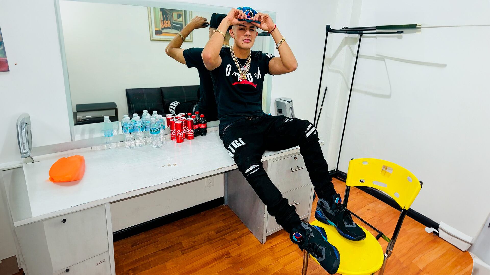 el cantante mexicano se besó con una mujer disfrazada de hombre. Credito:IG@elbogueto