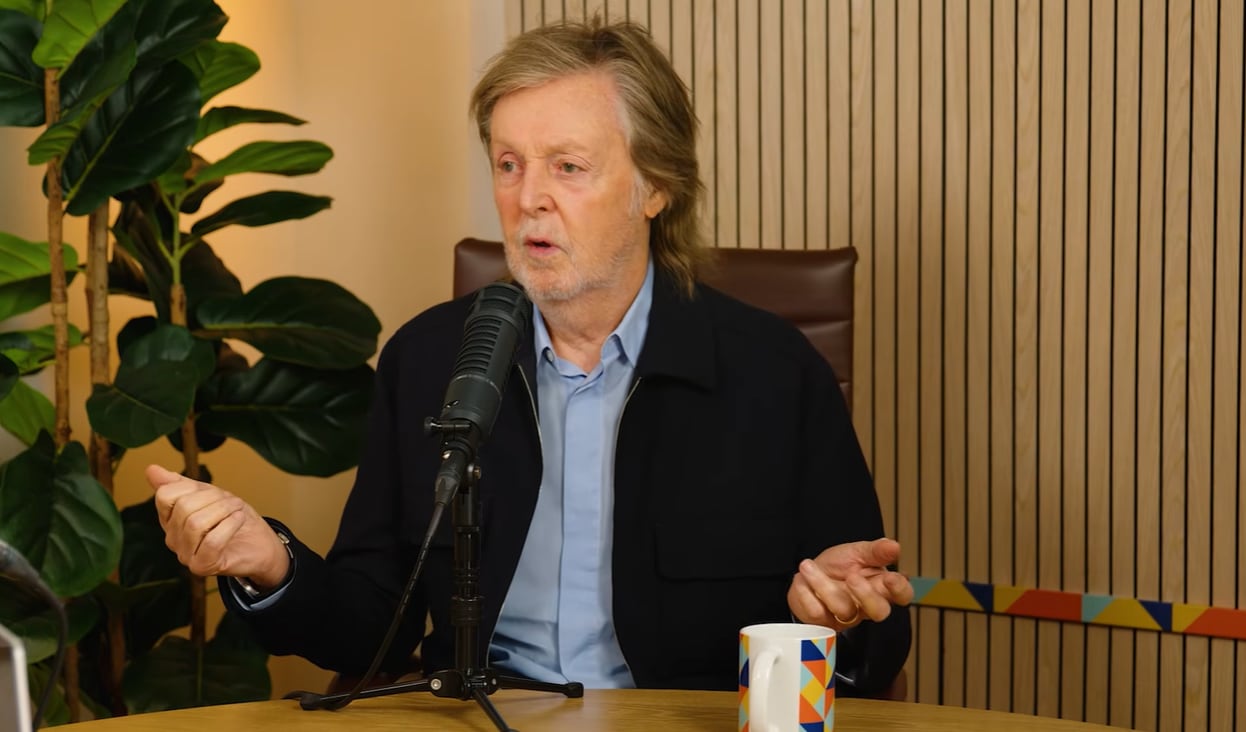 Paul McCartney reconoció en un podcast que le gustaría grabar una canción con Bob Dylan pero siente temor de llamarlo por teléfono (YouTube/@Good-Hang-with-Amy-Poehler)