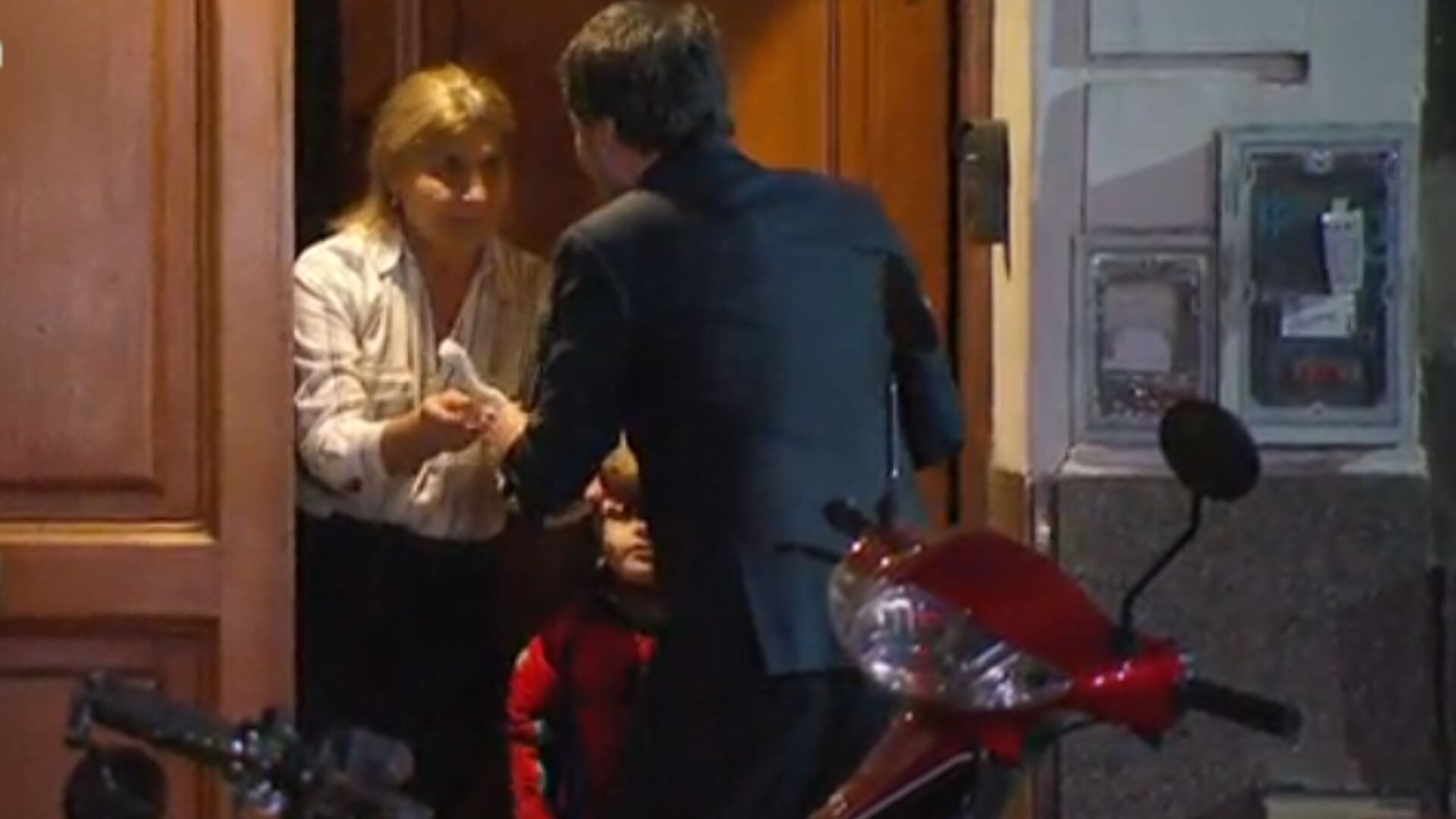 Guido recibió el recipiente con ñoquis y utensilios por parte de los vecinos (Captura de video)