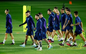 El último entrenamiento de la selección argentina en la Universidad de Qatar con Lionel Messi, Ángel di María y Rodrigo De Paul a la cabeza (REUTERS/Peter Cziborra)