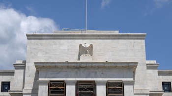 La Fed acomete la primera subida de 25 puntos en los tipos de interés con Kevin Warsh al frente