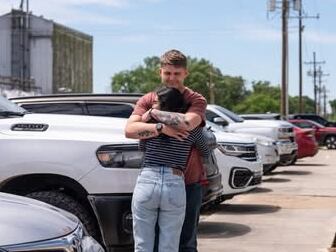 Annie Ramos sale del centro de detención migratoria en Luisiana (Foto cortesía The New York Times).