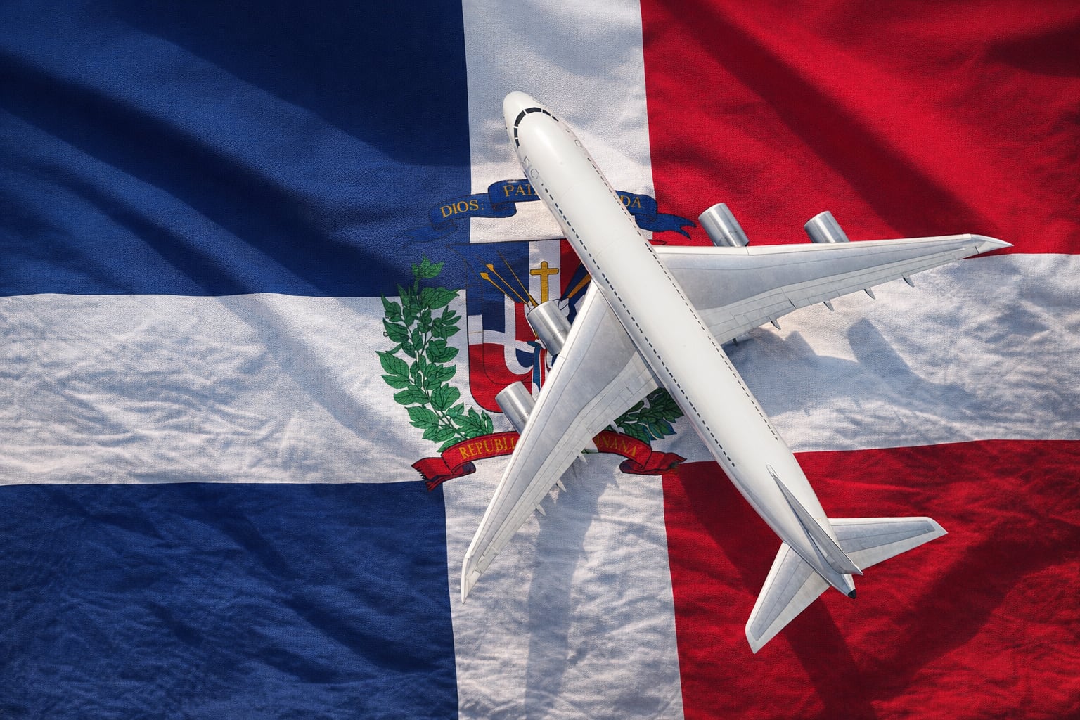 Un avión de pasajeros descansa sobre la bandera de la República Dominicana, simbolizando la conectividad aérea y el floreciente sector turístico del país. (Imagen Ilustrativa Infobae)