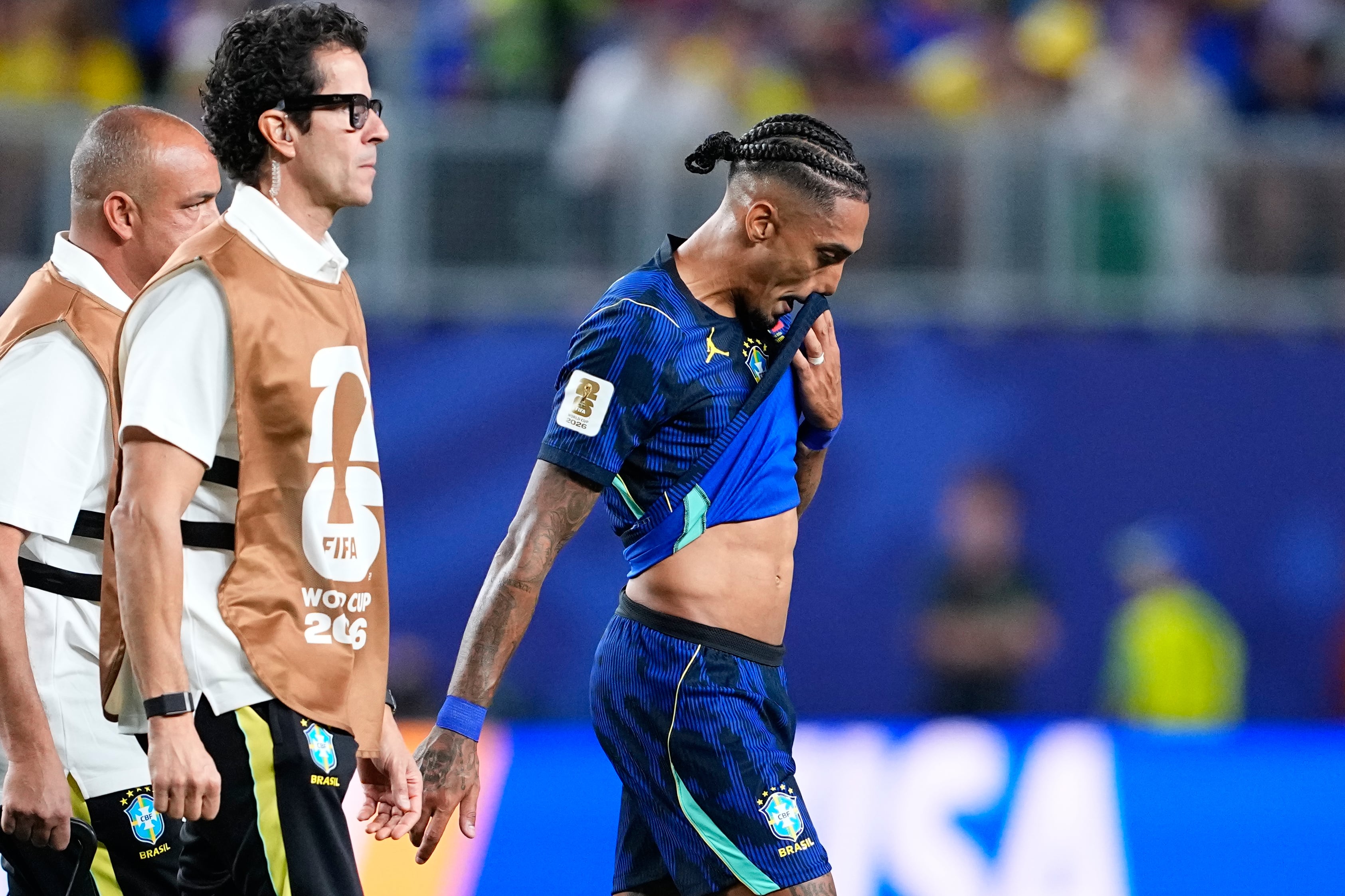 El brasileño Raphinha (11) sale lesionado del campo durante el partido ante Haití por el Grupo C del Mundial (AP Foto/Petr David Josek)